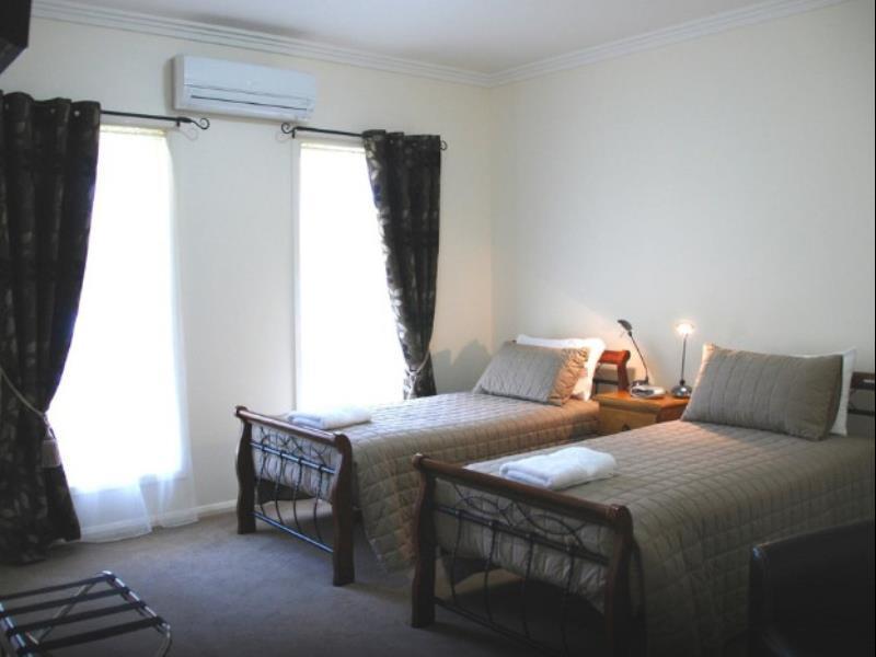 Gloucester On Avon Bed And Breakfast ภายนอก รูปภาพ